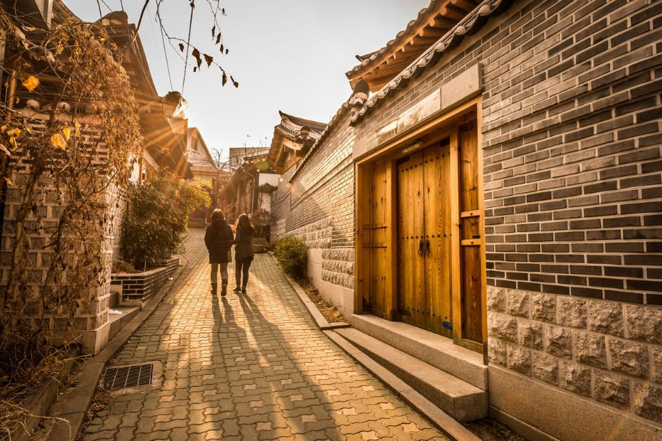 Hội trường Bukchon Hanok chính là nơi trưng bày những tác phẩm của nghệ nhân nổi tiếng Han Sang Soo. Các tác phẩm này cũng đã được công nhận là tài sản văn hóa phi vật thể vô cùng ấn tượng. Ảnh: Inmykorea.