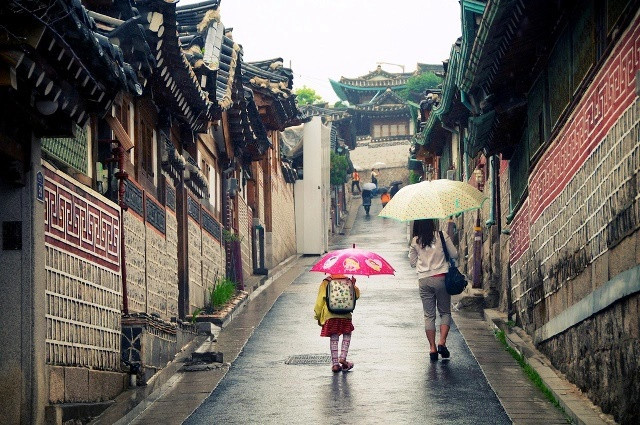 Rảo bước trong làng, bạn có thể thăm những ngôi nhà truyền thống của xứ sở kim chi hay nhiều điểm đến khó quên trong làng như những quán trà theo phong cách Hàn Quốc hay viện bảo tàng ngoài trời. Ảnh: Robert Koehler.