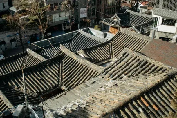 Leo lên đỉnh dốc của ngôi làng, bạn có thể ngắm nhìn được toàn cảnh những ngôi nhà lợp mái ngói đã có tuổi đời lên đến hàng trăm năm. Ảnh: Culture Trip.