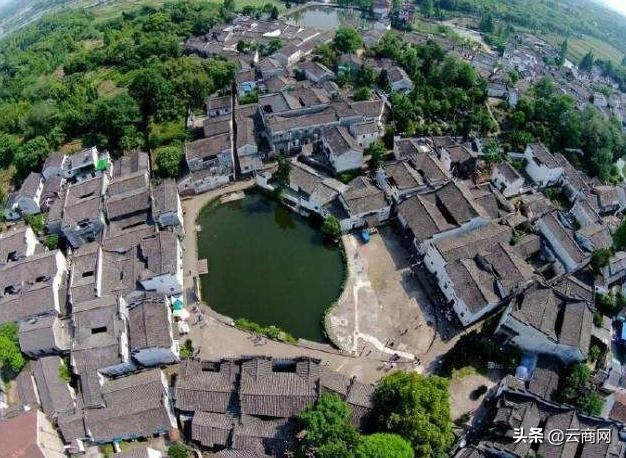 Dù đã trăm năm trôi qua, thiên hạ thịnh suy, nhà cửa ngày càng nhiều nhưng bố cục tổng thể của Cửu cung và Bát đồ của làng Gia Cát vẫn được bảo tồn nguyên vẹn, không thay đổi. Ảnh: IT.