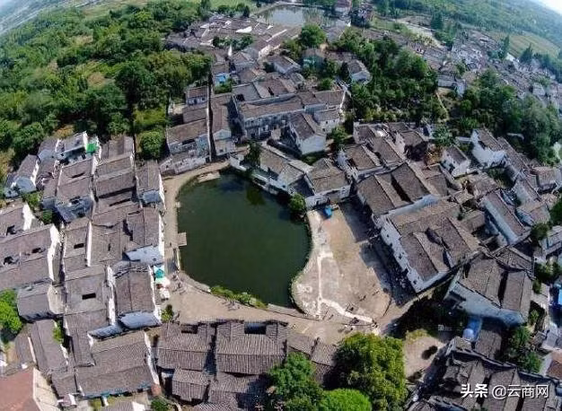 Dù đã trăm năm trôi qua, thiên hạ thịnh suy, nhà cửa ngày càng nhiều nhưng bố cục tổng thể của Cửu cung và Bát đồ của làng Gia Cát vẫn được bảo tồn nguyên vẹn, không thay đổi. Ảnh: IT.