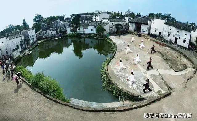 Làng Gia Cát là nơi tụ họp lớn nhất của con cháu Gia Cát Lượng, phần lớn các hộ trong thôn đều mang họ Gia Cát. Toàn bộ ngôi làng là một di tích văn hóa sống khổng lồ, một hình mẫu của sự bảo tồn hoàn chỉnh các kiến trúc cổ của Trung Quốc. Ảnh: Shirley.