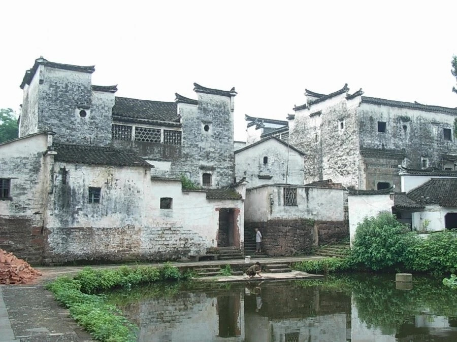 Trong làng cũng có nhiều ngõ hẹp nối nhau theo chiều ngang, trong ngõ có hàng nghìn hộ dân, nhiều ngôi nhà cổ kính nằm rải rác giữa các ngõ ngách. Các con hẻm gần ao trung tâm lúc đầu tương đối thẳng, sau đó dần gấp khúc và mở rộng ra bên ngoài. Ảnh: IT.