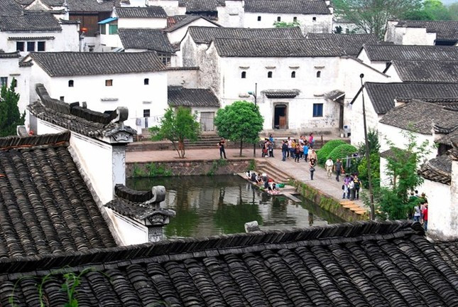 Cũng chính vì vậy, cấu trúc tổng thể của làng được thiết kế và bài trí theo "Bát trạch" của Khổng Minh Gia Cát Lượng. Theo đó, người ta lấy ao Chung Trì làm trung tâm, tám con ngõ nhỏ hướng về tám hướng tạo thành bát quái. Ảnh: Baike.