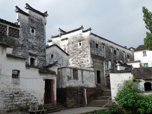 Nước chảy từ mọi hướng và tụ lại ở khu vực trung tâm ngôi làng, tạo thành một cái ao. Ao Chung Trì không lớn, có hình dáng giống Thái cực trong Cửu Cung và Bát quái đồ. Ảnh: Baike.