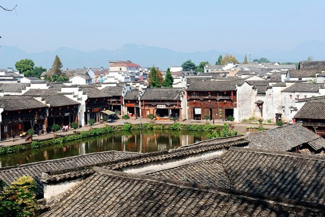 Những con ngõ trong làng có nhiều khúc quanh, thoạt nhìn như bức tranh 3D tinh tế và bí ẩn. Địa hình của làng Gia Cát khá giống lòng chảo, ở giữa thấp và bằng phẳng, xung quanh cao dần lên. Ảnh: Baike.