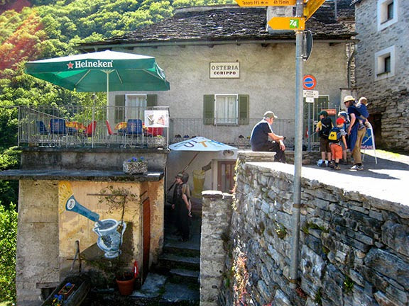 Nhằm tránh tình trạng ngôi làng bị bỏ hoang vì dân số quá ít, quỹ "Corippo 75" đã được thành lập để biến nơi đây thành tổ hợp khách sạn thu hút khách du lịch địa phương và quốc tế.