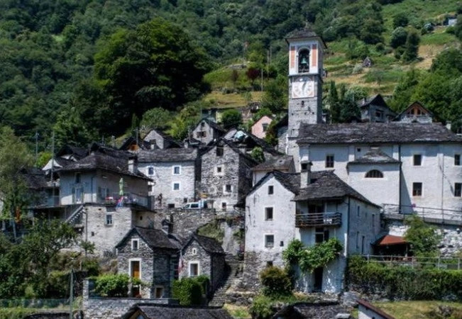 Điểm nổi bật của ngôi làng nằm trên sườn núi là những ngôi nhà nhỏ làm bằng đá kết nối với nhau thông qua nhiều ngõ nhỏ, cùng khung cảnh núi non hùng vĩ.