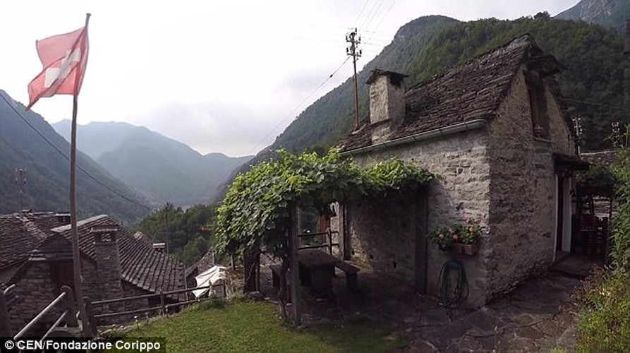 Tuy nhiên, do sự khan hiếm của tài nguyên nông nghiệp, người dân làng Corippo buộc phải di cư sang nơi khác sinh sống.