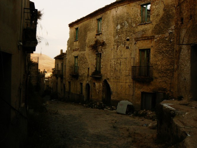 Những tổn thất lớn về người và tài sản trong trận động đất trên khiến những người may mắn sống sót hết sức đau lòng.