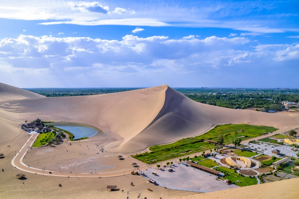 Hồ Crescent, Trung Quốc: Hồ bán nguyệt Crescent ở thành phố Đôn Hoàng là điểm dừng chân chính của các thương nhân buôn bán trên con đường tơ lụa, khi đi qua sa mạc Gobi. Ảnh: Depositphotos.com