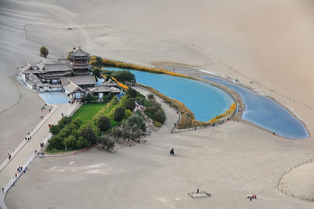 Ốc đảo được đặt tên theo hình dạng hồ nước ở đây. Bên cạnh hồ là một ngôi chùa cổ mang kiến trúc truyền thống Trung Hoa. Đây là điểm thu hút một lượng lớn du khách đến thăm mỗi năm. Ảnh: Depositphotos.com.