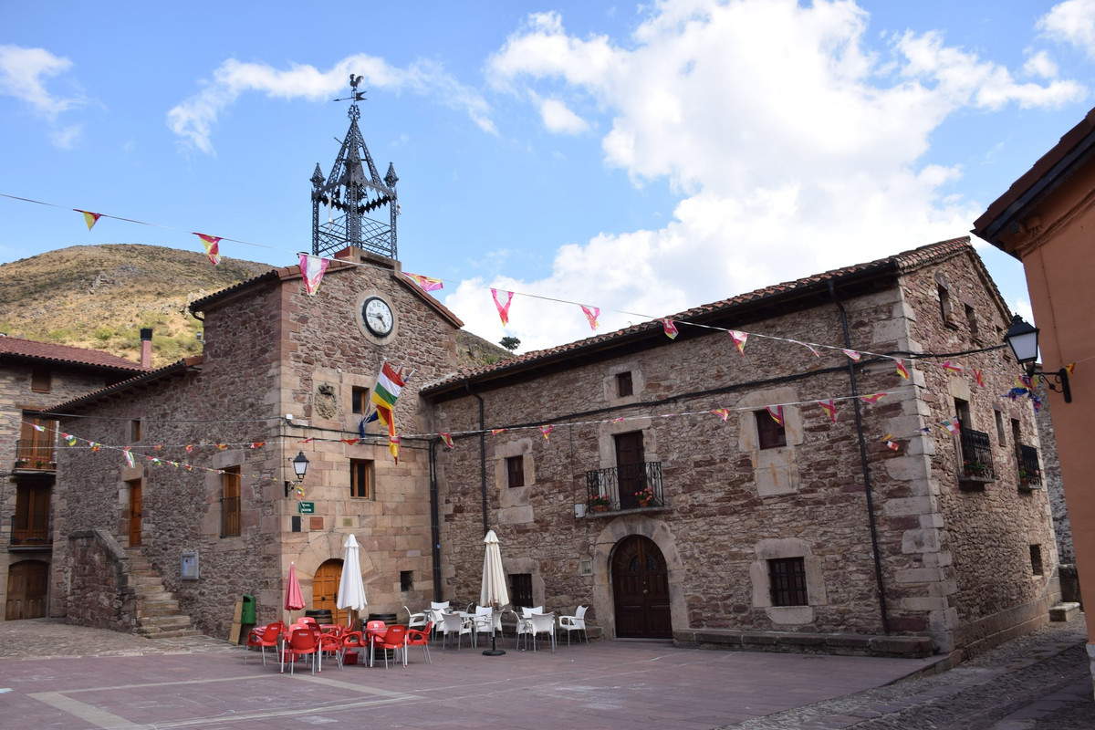 Nằm cách làng Viniegra Abajo khoảng 5 km là ngôi làng Viniegra de Arriba (La Rioja) với nhiều ngôi nhà được xây từ thế kỷ 17.