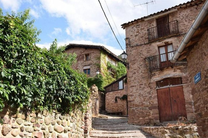 Ngôi làng xinh đẹp Viniegra Abajo (La Rioja) nằm ở độ cao 1.000 m so với mặt nước biển là nơi sinh sống của khoảng 100 người. Nơi đây có nhiều tòa nhà, nhà thờ được xây dựng từ thế kỷ 16.