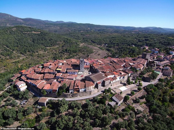 Miranda del Castanãr nằm ở trung tâm dãy núi Sierra de Francia thuộc tỉnh Salamanca là nơi sinh sống của khoảng 400 người. Ngôi làng có trường đấu bò lâu đời nhất ở Tây Ban Nha.