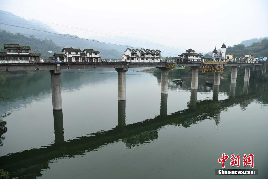 Du khách tới nơi đây sẽ vô cùng thích thú trước những bức tượng chúa Jesus, tượng thần Hy Lạp...xuất hiện ở bất cứ đâu. Đan xen là những bức tượng theo trường phái Trung Hoa, chẳng hạn như tượng thần thổ địa.