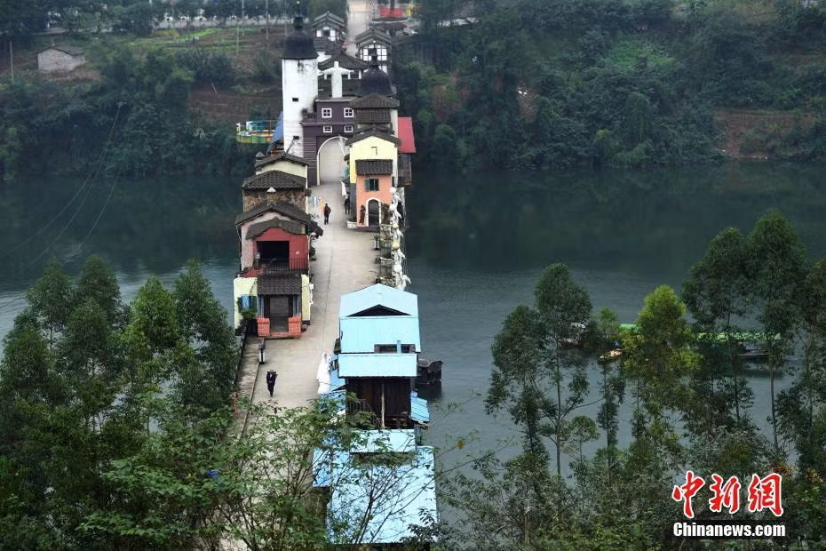 Kinh ngac thi tran ky la toa lac tren mot cay cau-Hinh-3