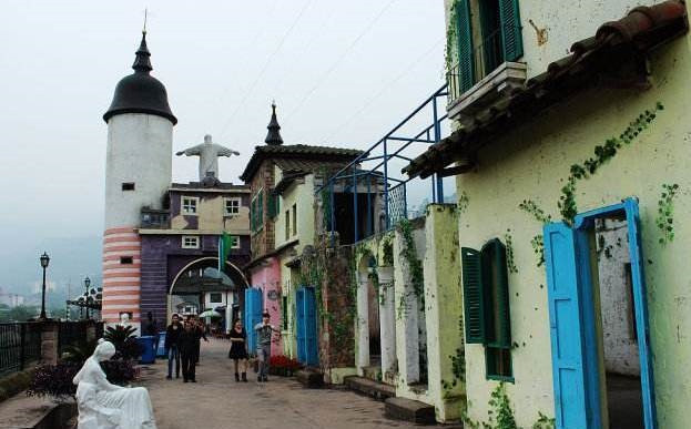 Các cửa hàng bán rượu gạo nếp, bánh nướng đậm chất Trung Quốc cũng được xây dựng để thu hút du khách.