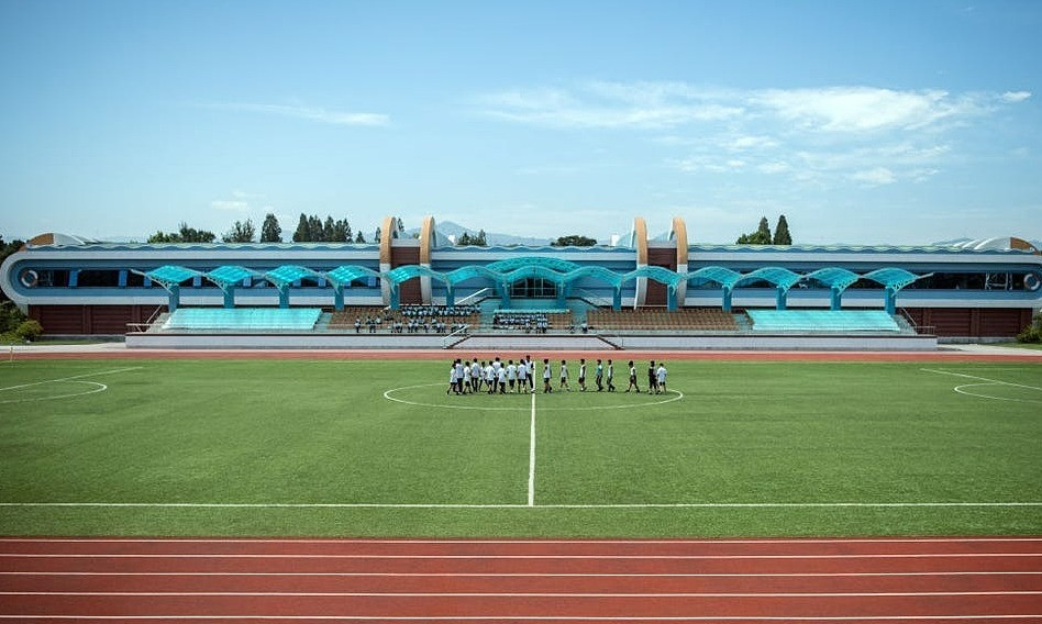 Khu vực sân bóng, điền kinh của trại hè, ngoài ra còn có các cơ sở tập bóng rổ, bắn cung.