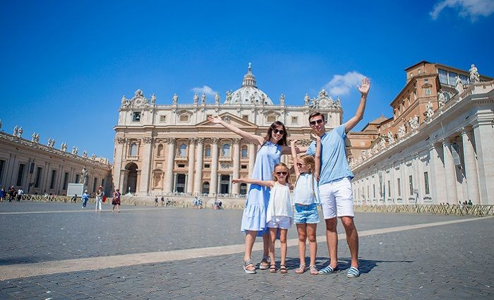 Đây là trụ sở toàn cầu của giáo hội Công giáo La Mã, là nơi hành hương và là thiên đường du lịch của du khách trên toàn cầu. Bạn chỉ mất khoảng 1 giờ để đi bộ vòng quanh Thành quốc này, khám phá bảo tàng Vatican, Vương cung thánh đường Phêrô, nhà nguyện Sistina,…