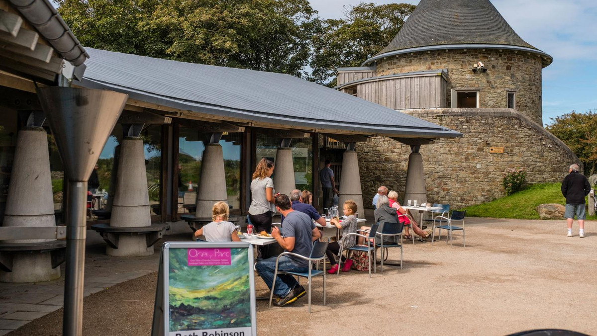 Đến với St. Davids xinh đẹp, du khách sẽ được ngắm nhìn những nếp nhà nhỏ với kiến trúc châu Âu đặc trưng, được đi qua những cung đường xinh đẹp và mơ mộng, được dạo chơi trên những khu phố sạch sẽ.