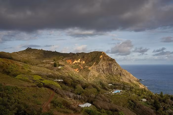 Điều kích thích sự tò mò của nhiều du khách đến với thành phố Adamstown là sự hoang sơ và vẻ đẹp bình yên của nơi này. Trên đảo, du khách có thể dạo một vòng ngắm cảnh, tắm biển, lặn biển…