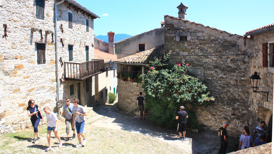 Tuy có dân số ít ỏi nhưng Hum là thành phố có lịch sử lâu đời, hình thành từ nhiều thế kỷ. Ngày nay, Hum cũng là điểm đến ở Croatia được du khách trên toàn thế giới yêu thích.