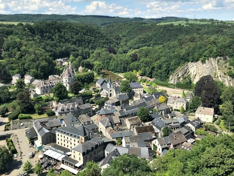 5. Durbuy cũng là một trong những thành phố nhỏ nhất thế giới với tổng diện tích khoảng 150 km2 và có khoảng 11.000 cư dân sinh sống.