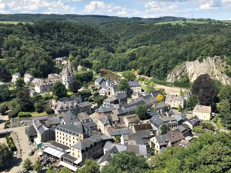 5. Durbuy cũng là một trong những thành phố nhỏ nhất thế giới với tổng diện tích khoảng 150 km2 và có khoảng 11.000 cư dân sinh sống.