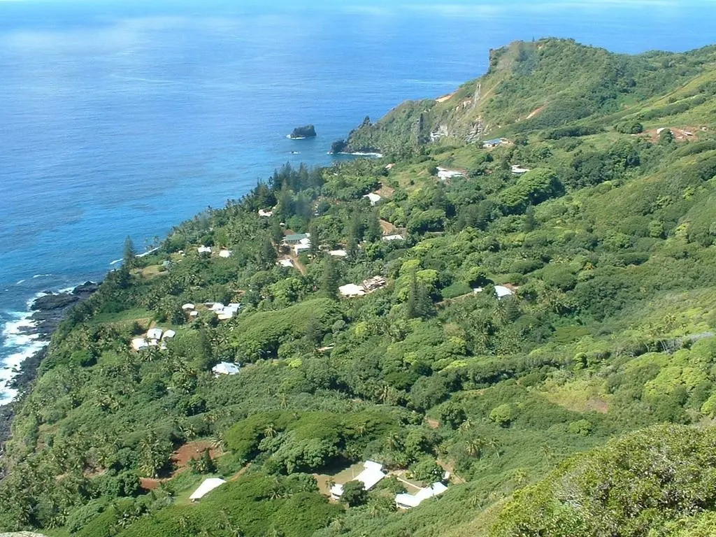 4. Adamstown: Thành phố Adamstown là thành phố thủ đô có diện tích nhỏ nằm ở phía Bắc hòn đảo Pitcairn, đối diện với Thái Bình Dương. Dân số ở đây chưa đến 50 người đã giúp cho Adamstown đạt danh hiệu thành phố thủ đô có ít dân số nhất thế giới.