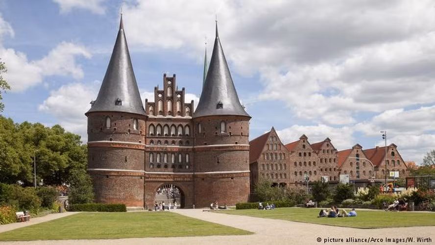 Bảo tàng Holstentor là một trong những địa điểm nổi tiếng nhất ở Lubeck. Công trình này được xây dựng vào thế kỷ 15 để bảo vệ thành phố khỏi bị xâm lược.