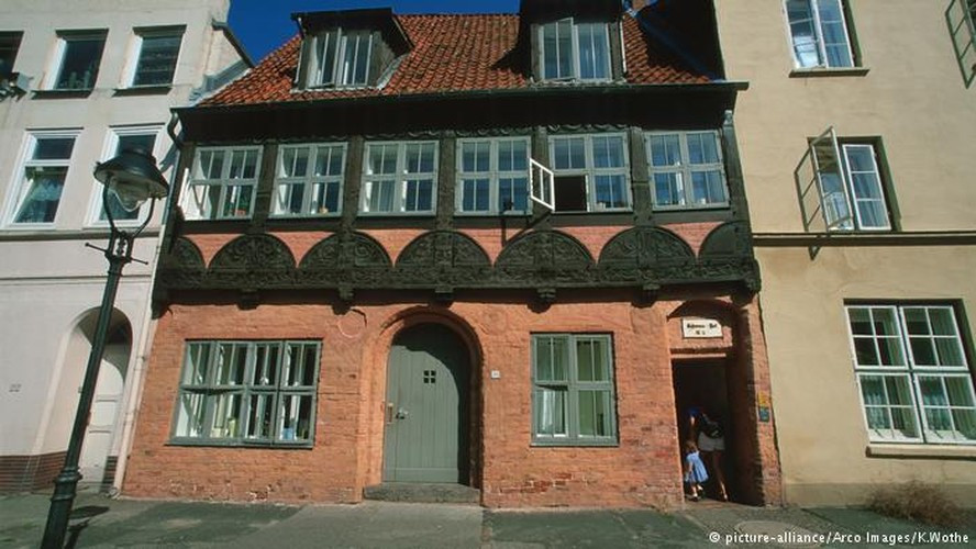 Ngày nay, du khách đến Lubeck có thể khám phá những con ngõ nhỏ dẫn từ đường chính vào sân sau của các ngôi nhà trong khu phố cổ.