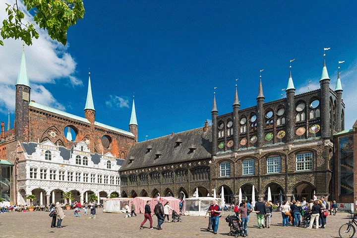 Tòa thị chính Lubeck là một trong những biểu tượng lịch sử và kiến trúc quý báu của thành phố cổ Lubeck. Với kiến trúc pha trộn nổi bật giữa phong cách Gótik và Rönesans, tòa thị chính là một tuyệt tác nghệ thuật thế kỷ 13 và đã được UNESCO công nhận là một phần của Di sản thế giới.