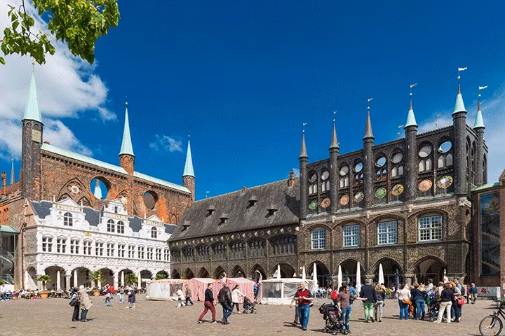 Tòa thị chính Lubeck là một trong những biểu tượng lịch sử và kiến trúc quý báu của thành phố cổ Lubeck. Với kiến trúc pha trộn nổi bật giữa phong cách Gótik và Rönesans, tòa thị chính là một tuyệt tác nghệ thuật thế kỷ 13 và đã được UNESCO công nhận là một phần của Di sản thế giới.