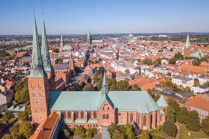 Nhà thờ Thánh Mary, nằm ở trung tâm thành phố cổ Lubeck, là một trong những công trình kiến trúc vĩ đại của phong cách Gótik Ba Lan.