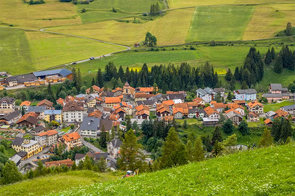 Ky la ngoi lang cam du khach chup anh vi ly do la doi-Hinh-8