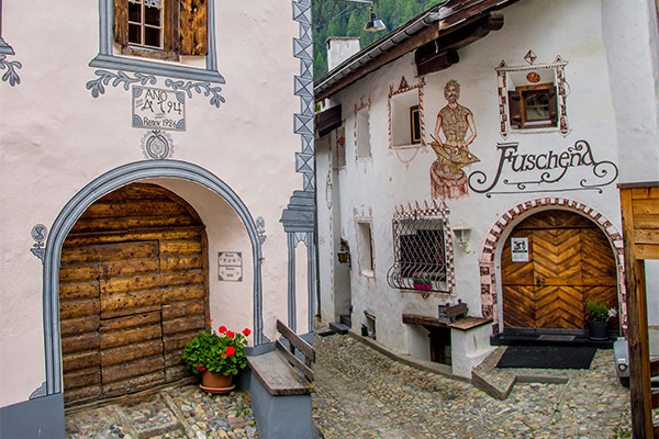 Những du khách vi phạm sẽ bị phạt khoảng 5 euro (khoảng 134 nghìn đồng) tượng trưng và phải xóa toàn bộ số ảnh đã chụp được tại làng Bergün. Ảnh: Borghisvizzera.