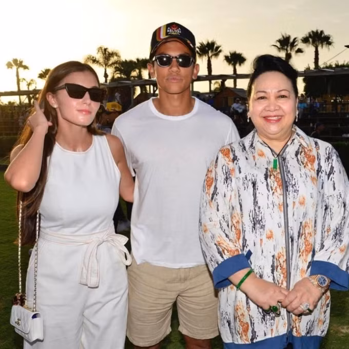 Hoang tu Brunei dien trai khoe vo sap cuoi tren mang gay sot-Hinh-3