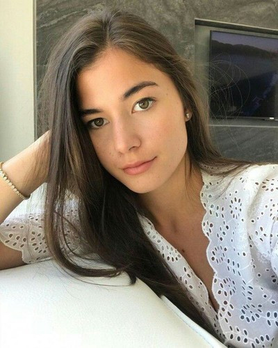 Anisha là cháu gái của Pehin Dato' Haji Isa Ibrahim, cố vấn đặc biệt của Quốc vương Brunei. Vì gia đình Anisha gần gũi với Hoàng gia Brunei nên cô thường xuyên gặp gỡ Hoàng tử Mateen và cả hai đã bắt đầu nảy sinh tình cảm.