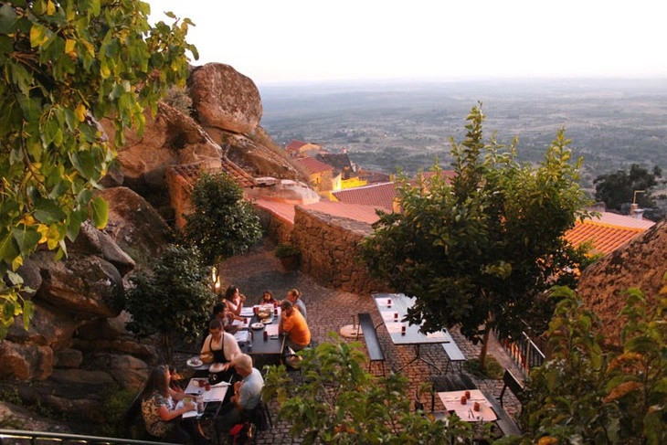 Địa hình đặc biệt, việc đi lại khó khăn của ngôi làng khiến những con lừa trở thành phương tiện chuyên chở tốt nhất nơi đây. Du khách có thể đến làng bằng cách đi bộ đường dài hoặc thuê lừa, vừa đi vừa hít thở bầu không khí trong lành.