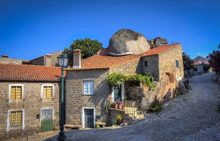 Ngoi lang ky la nam chen chuc giua nhung tang da “khung”-Hinh-5