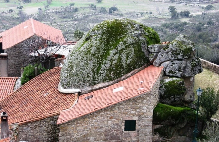 Khung cảnh kỳ lạ, bầu không khí và thiên nhiên tuyệt đẹp đã thu hút hàng trăm ngàn du khách đến thăm Monsanta mỗi năm.