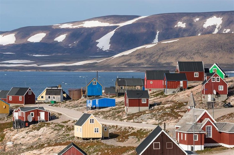 Thị trấn Whittier ở Alaska, Mỹ, nép mình dưới những ngọn núi. Vùng đất xa xôi này có khoảng 200 cư dân.