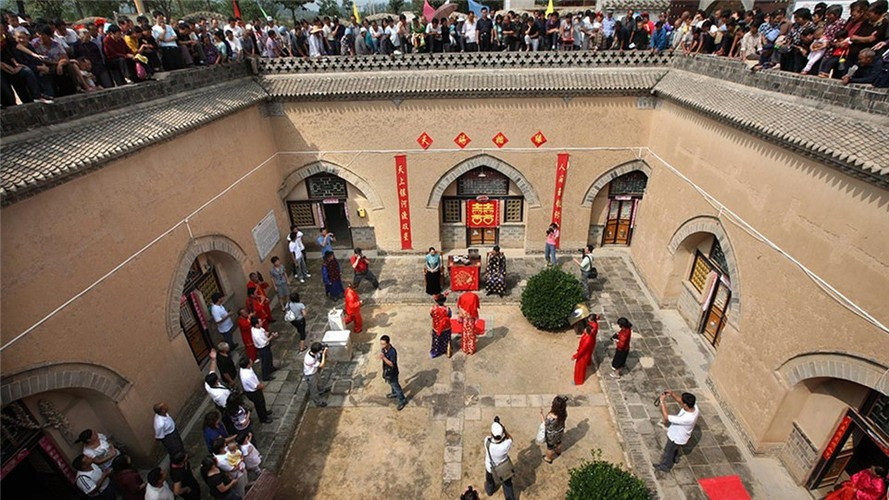 Vài năm trở lại đây, ngôi làng thu hút sự chú ý của khách du lịch. Vì vậy, một số gia đình đã trang trí nhà của mình thật đẹp mắt để đón khách và bán nông sản địa phương. Ảnh: Getty.