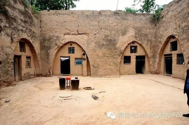 Mỗi ngôi nhà này đều có một đường hầm khá sâu để kết nối với thế giới bên ngoài qua một sân chung. Đây cũng chính là nơi để tổ chức lễ hội, cưới hỏi cũng như những sinh hoạt cộng đồng của người dân nơi đây. Ảnh: Weibo.