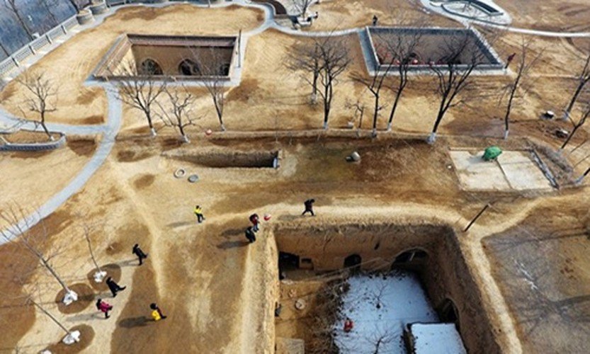 Thành phố Tam Môn Hiệp, tỉnh Hà Nam, Trung Quốc, có một ngôi làng "tàng hình" có gần 10.000 ngôi nhà được xây dựng dưới lòng đất sâu 6-7 m. Ngôi làng này hiện chỉ còn khoảng 3.000 người sống, số còn lại đã chuyển lên mặt đất. Ảnh: Getty.