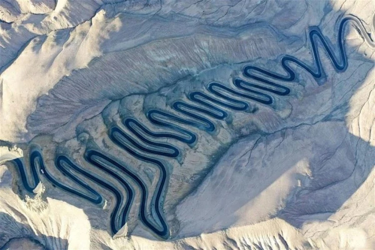 Mặc dù có tới hàng trăm khúc cua kẹp tóc chằng chịt nhưng xét về mặt kỹ thuật, Pamir Plateau Sky Road không được coi là một trong những con đường nguy hiểm nhất thế giới để lái xe. Ảnh: OC.