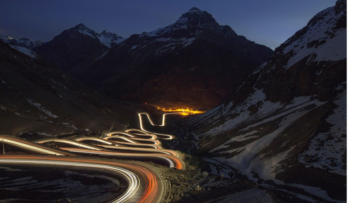 Khi đi vào mùa đông với băng tuyết trên bề mặt, cung đường càng trở nên đáng sợ, một chút lơ là có thể dẫn đến mất mạng. Vào mùa hè, nắng nóng cũng tác động đến xe và tài xế khi tham gia giao thông. Ảnh: IT.