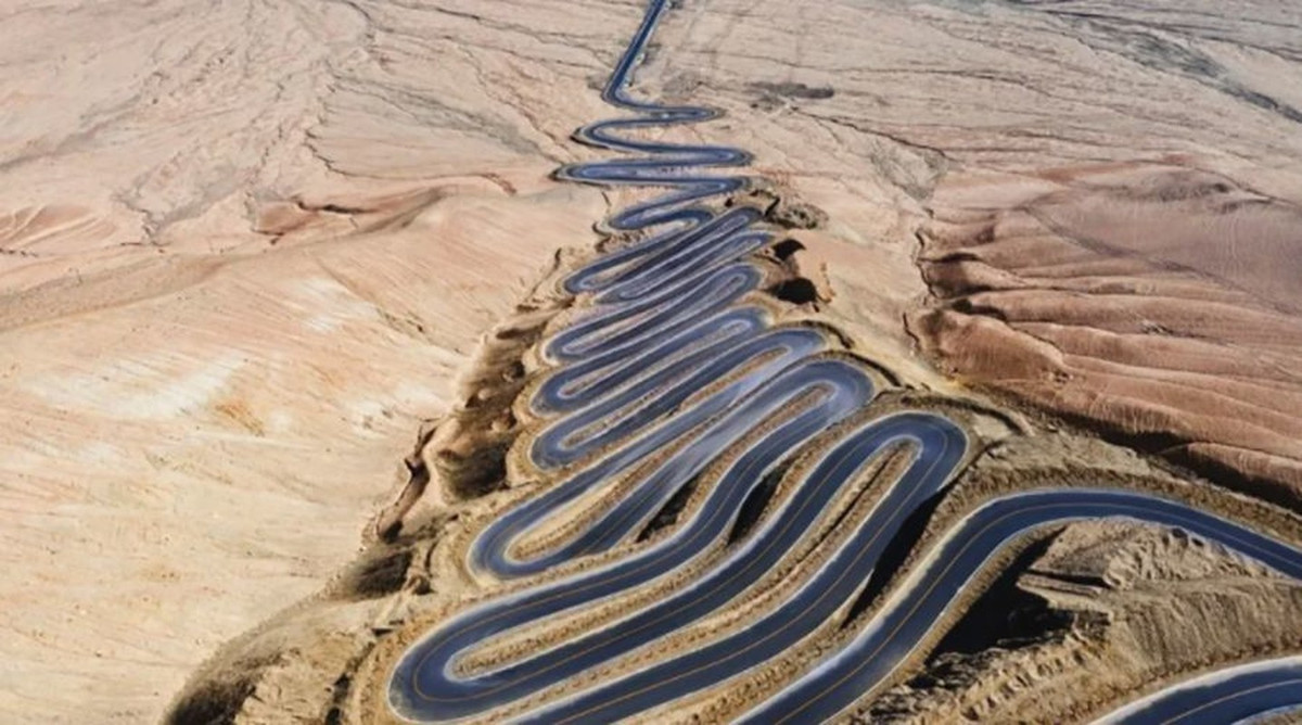 Ở điểm cao nhất, Pamir Plateau Sky Road có độ cao 4.269m so với mực nước biển. Ban đầu nó dài 36 km nhưng sau đó đã được mở rộng lên 75 km. Ảnh: OC.