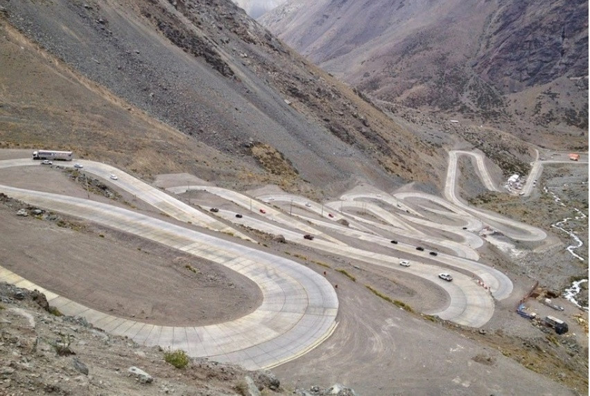 2. Con đường Paseo De Los Libertadores ở Chile bắt đầu ở độ cao 3.200 m, dẫn qua dãy Andes vào Argentina ở độ cao 6.962 m. Một đoạn ngắn trên cung đường này được gọi là The Snails, có tới hơn 20 khúc cua nguy hiểm. Ảnh: amusigplanet.